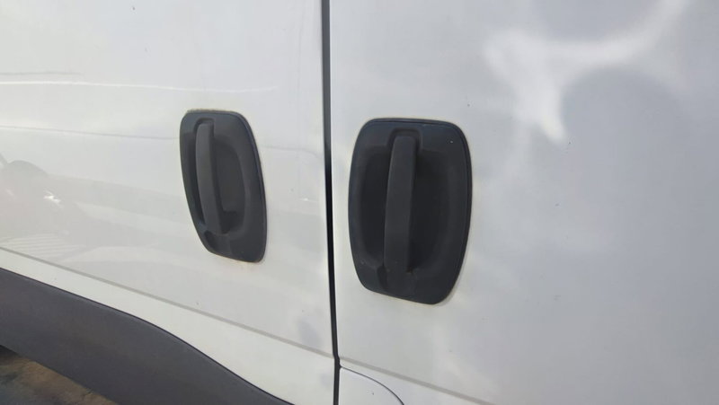 Iveco Daily Furgone usata a Salerno (13)