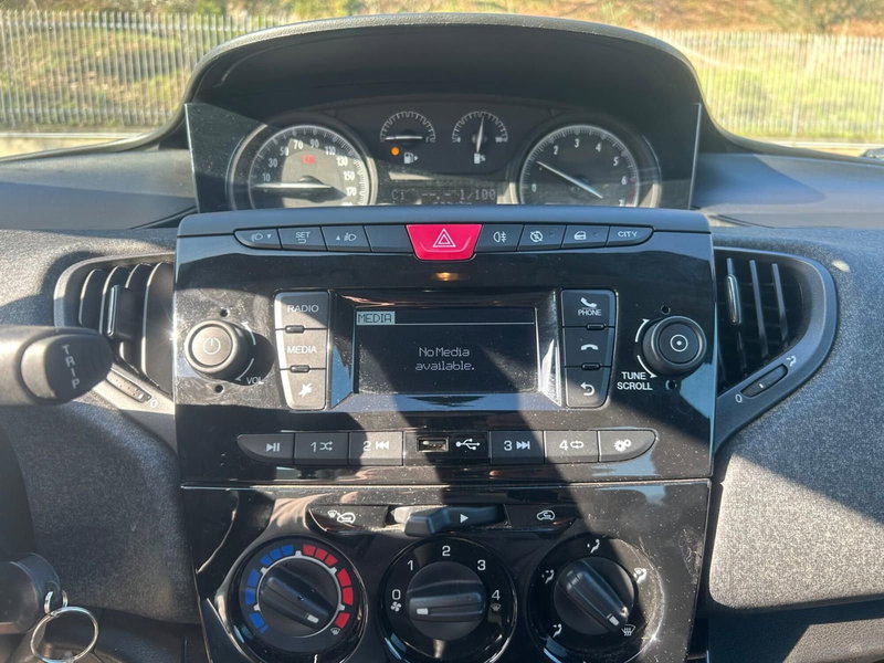 Lancia Ypsilon usata a Salerno (17)