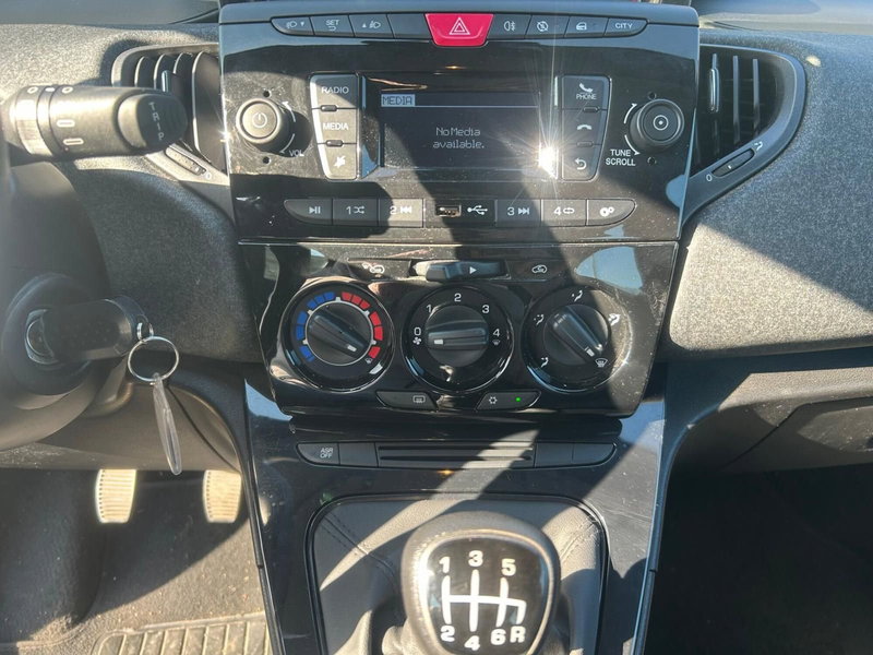 Lancia Ypsilon usata a Salerno (18)