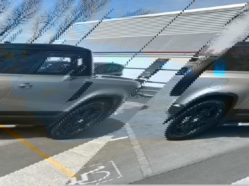 Land Rover Defender usata a Lucca (2)