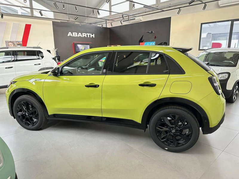 Fiat 600 nuova a Sondrio (2)