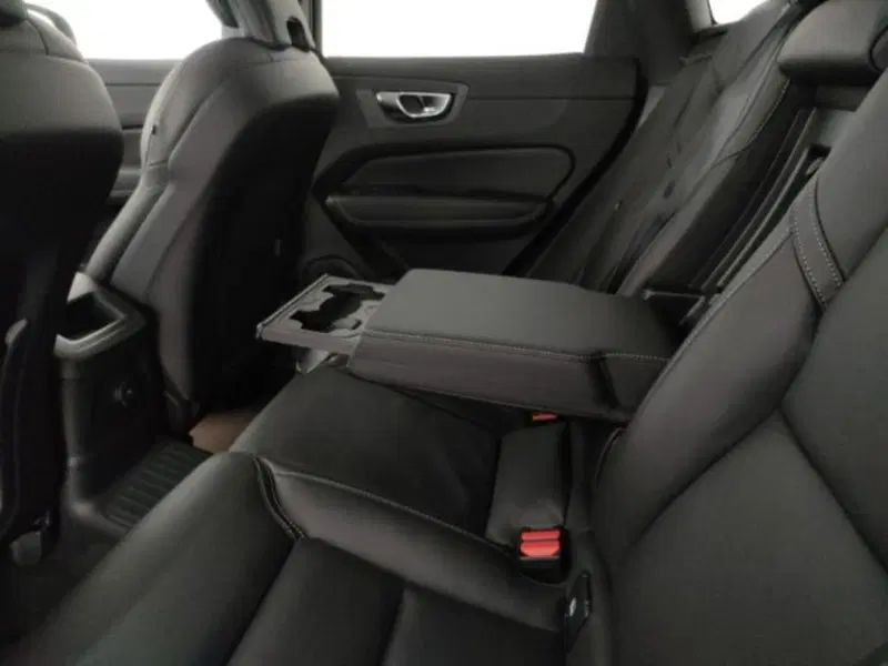 Volvo XC60 nuova a Modena (10)