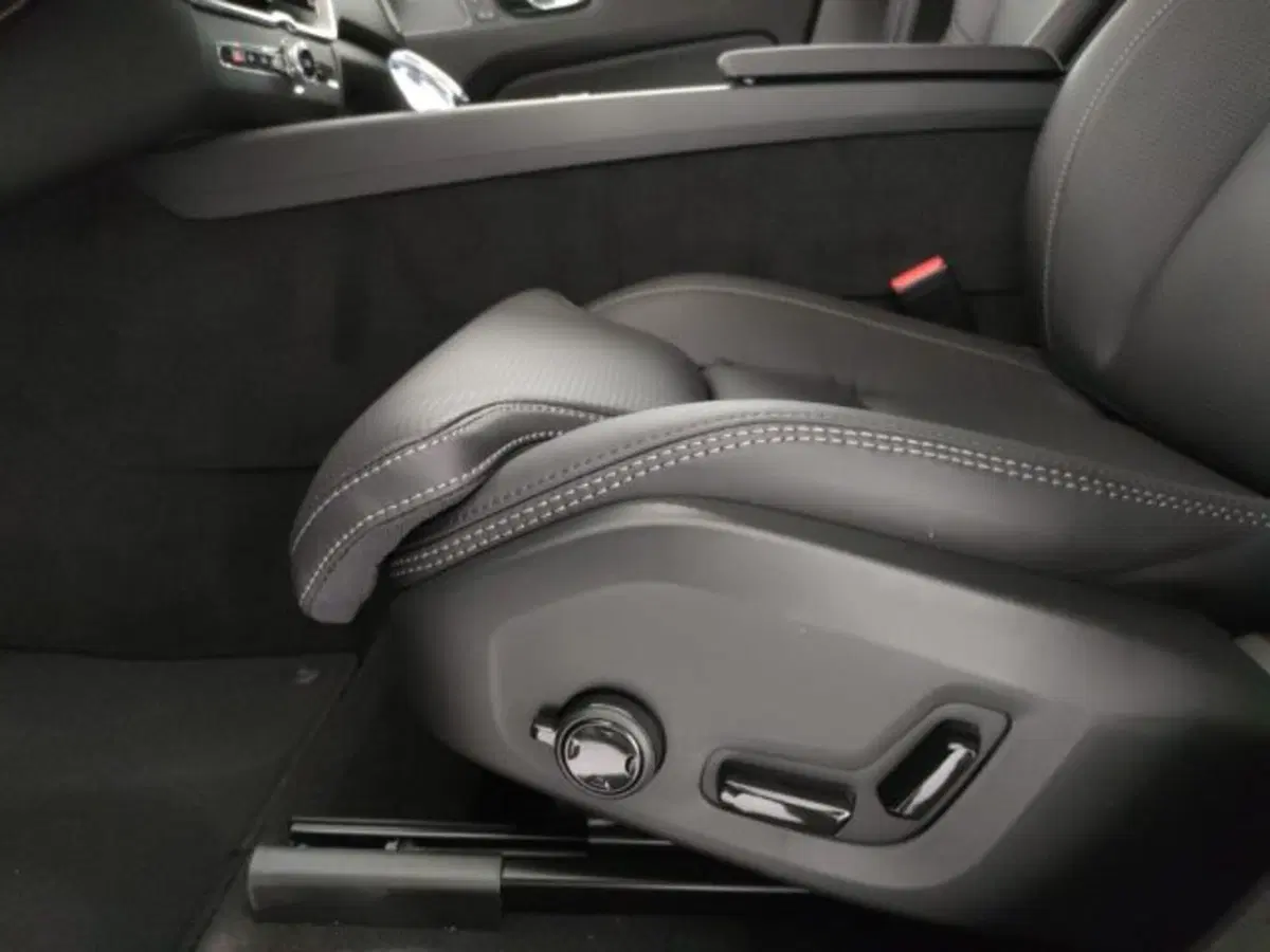 Volvo XC60 nuova a Modena (19)