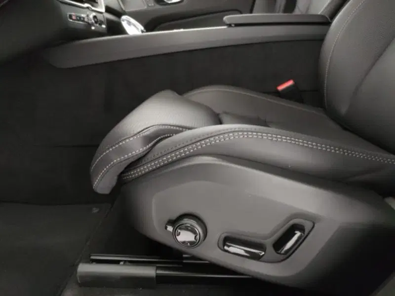Volvo XC60 nuova a Modena (19)