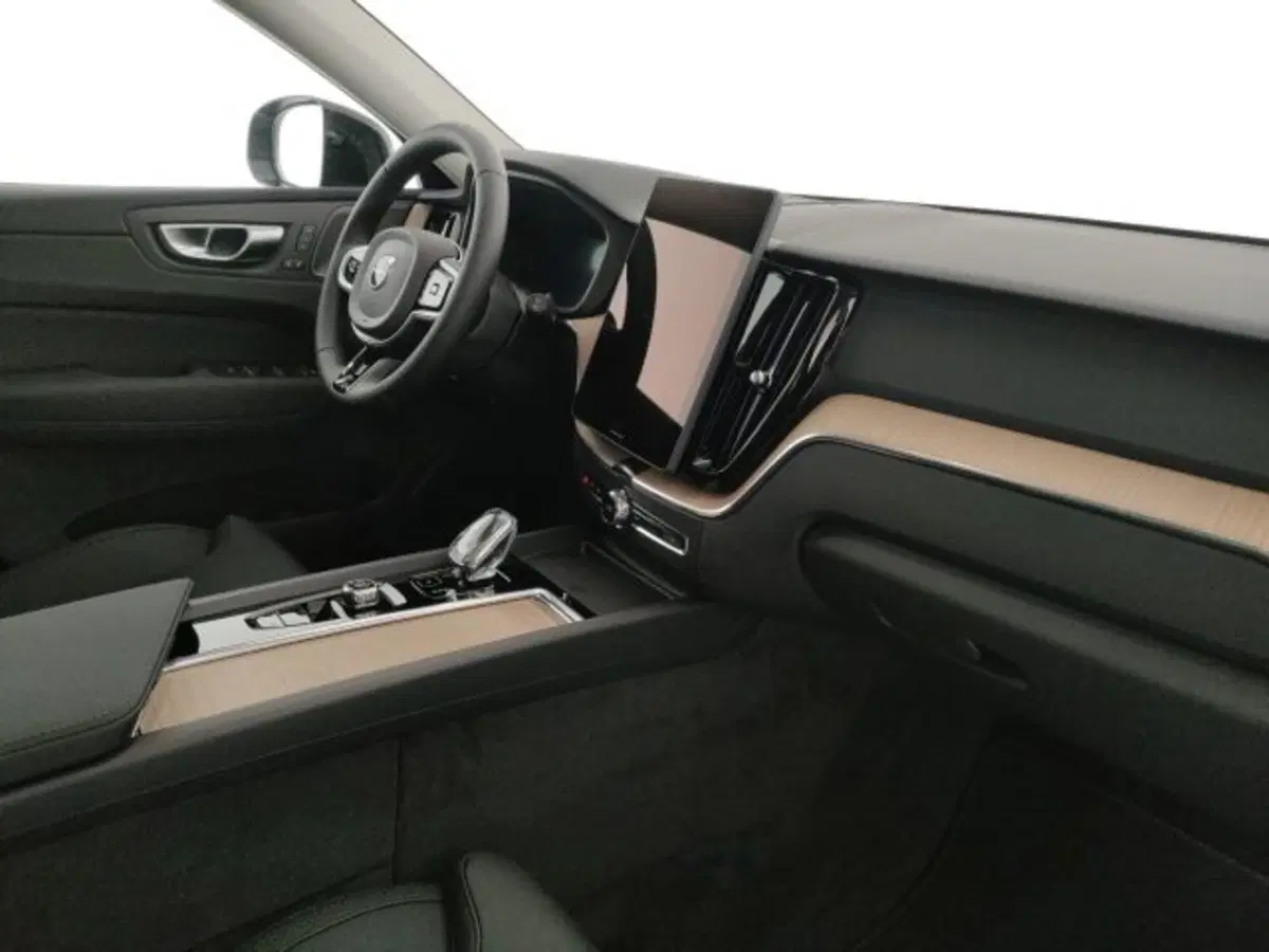 Volvo XC60 nuova a Modena (12)