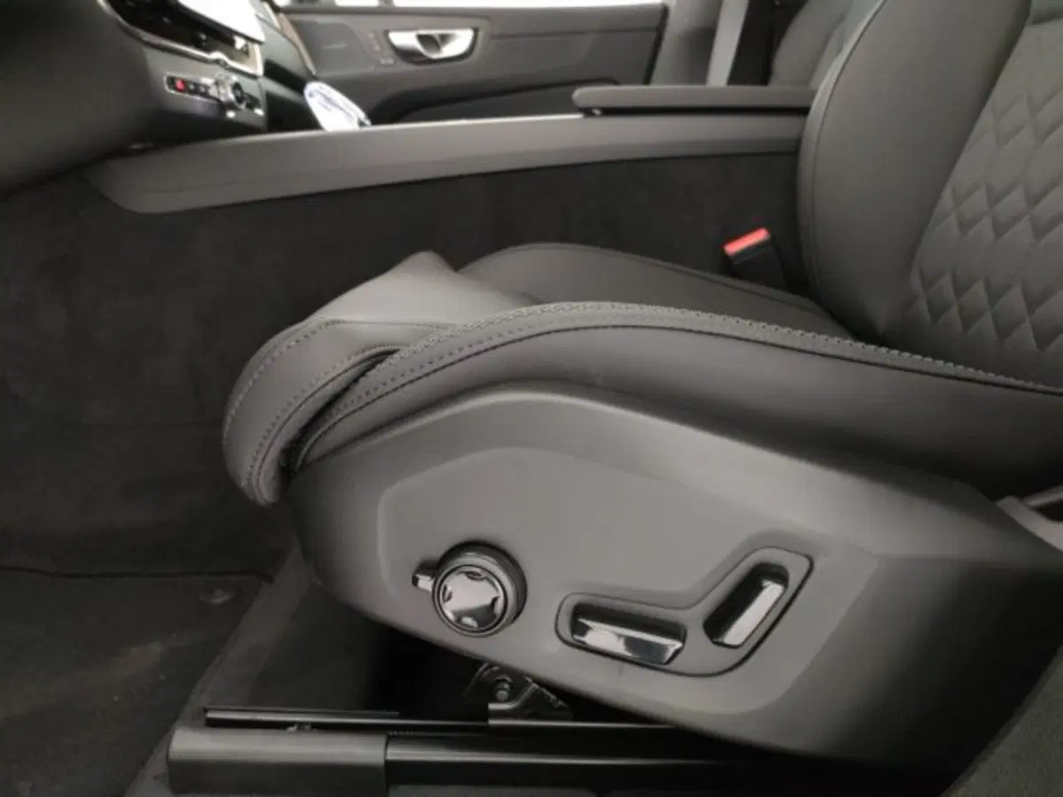 Volvo XC60 nuova a Modena (19)