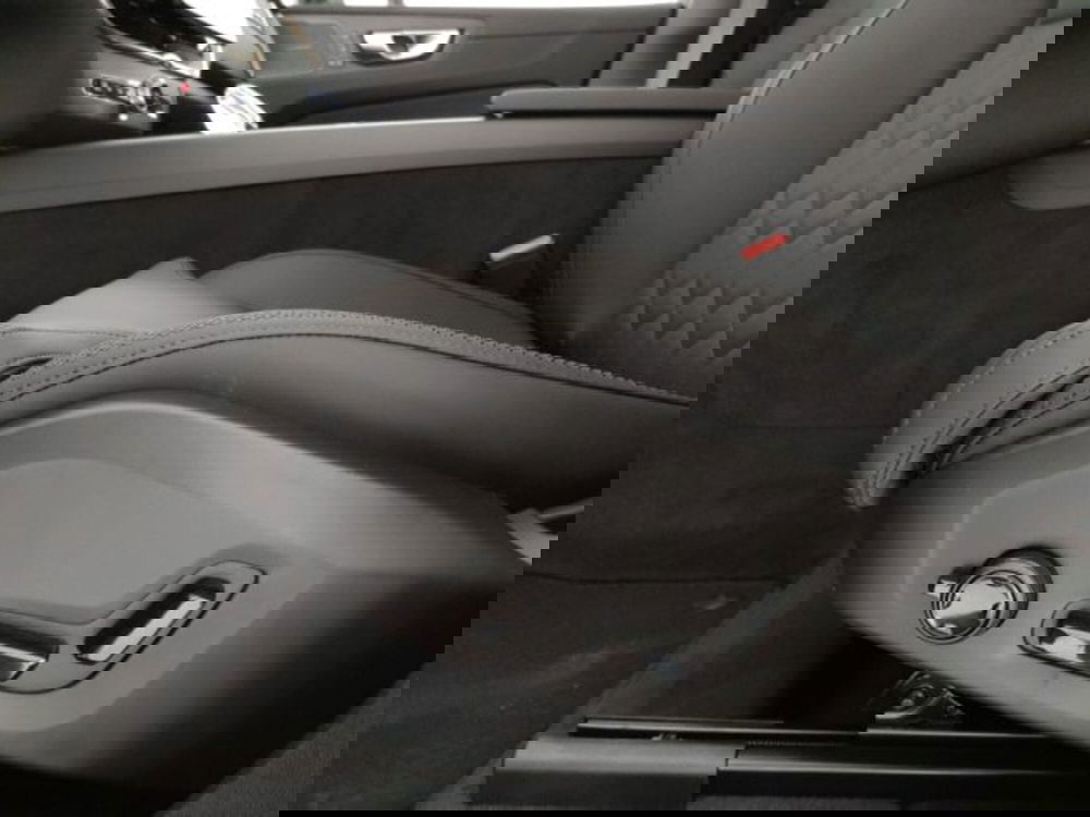 Volvo XC60 nuova a Modena (19)