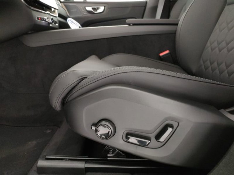 Volvo XC60 nuova a Modena (19)