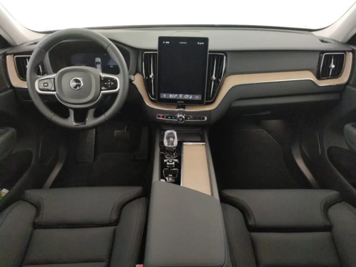 Volvo XC60 nuova a Modena (9)