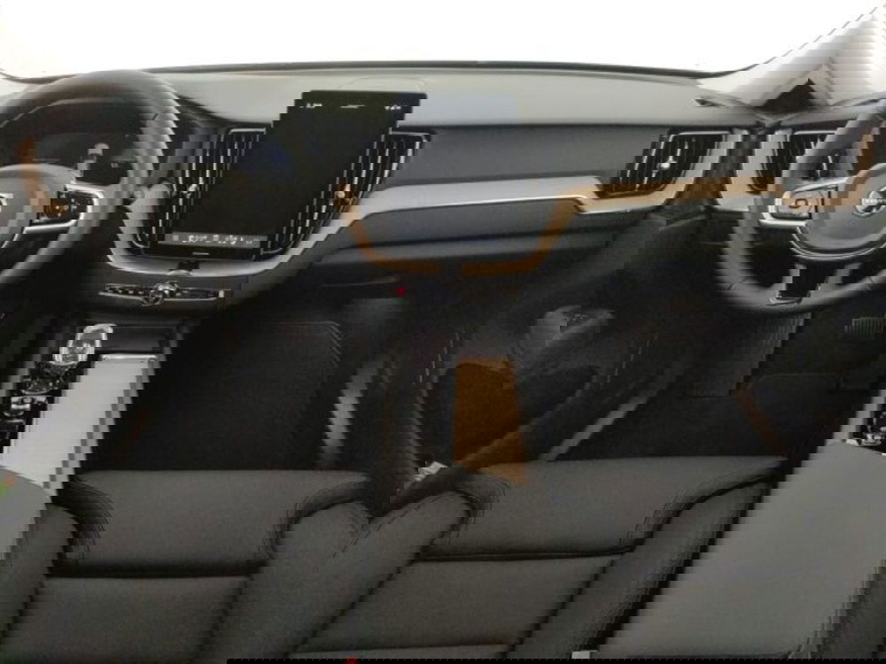 Volvo XC60 nuova a Modena (9)