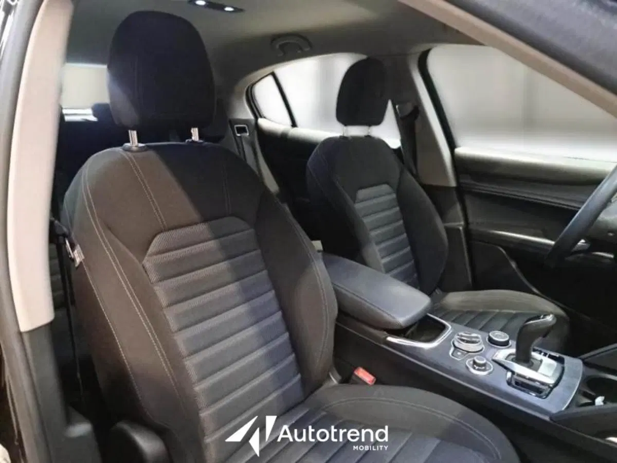 Alfa Romeo Stelvio usata a Bari (6)