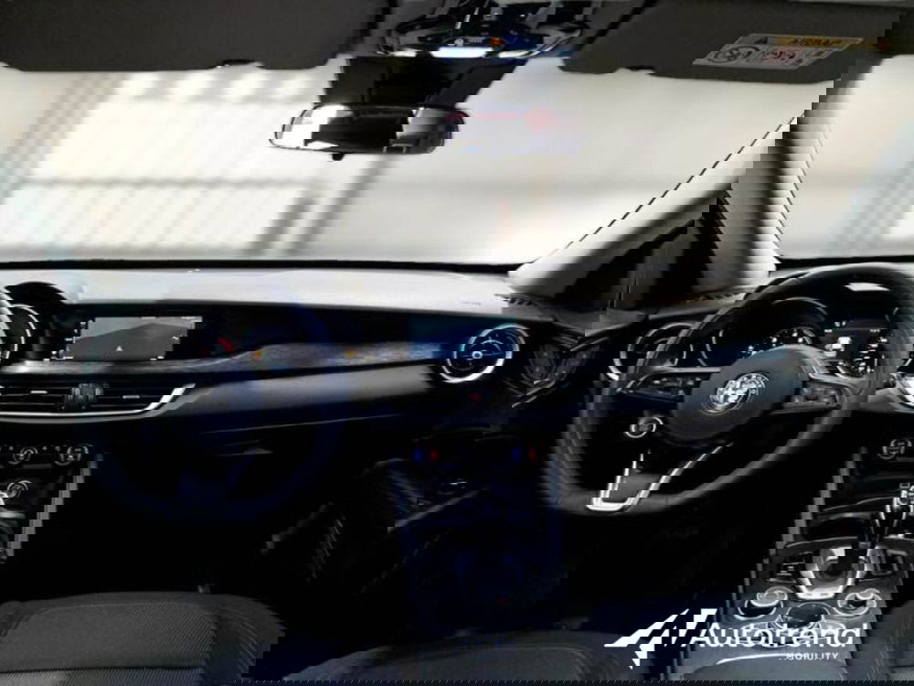 Alfa Romeo Stelvio usata a Bari (7)