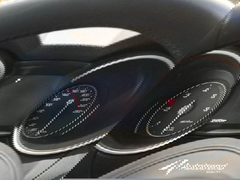 Alfa Romeo Stelvio usata a Bari (8)