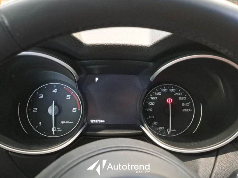 Alfa Romeo Stelvio usata a Bari (8)