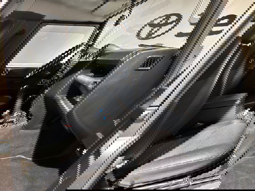 Land Rover Defender usata a Milano (9)