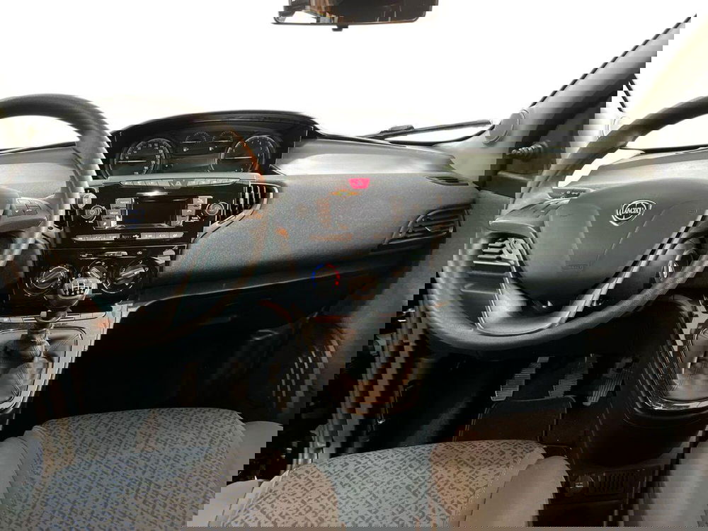 Lancia Ypsilon usata a Bari (8)