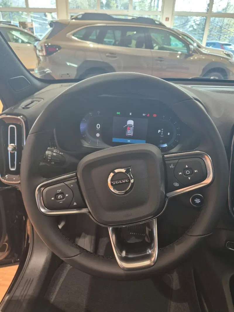 Volvo XC40 nuova a Como (10)