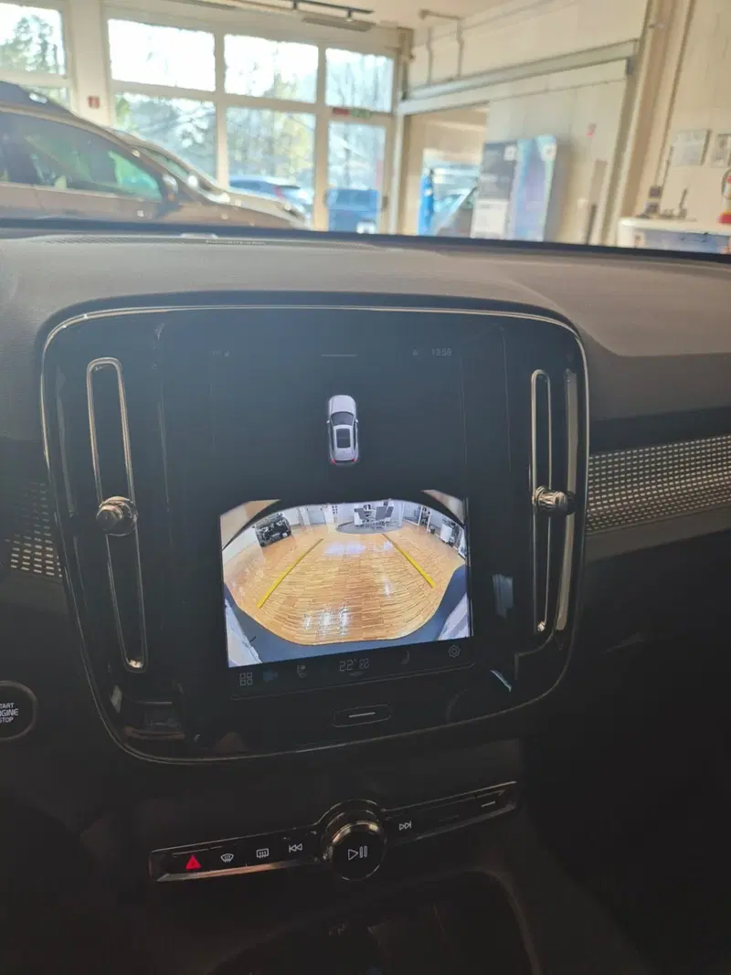 Volvo XC40 nuova a Como (11)