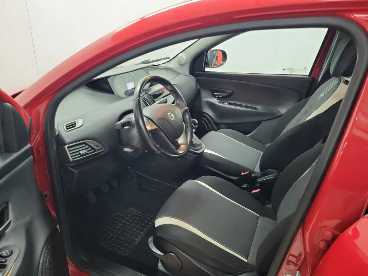 Lancia Ypsilon usata a Arezzo (5)