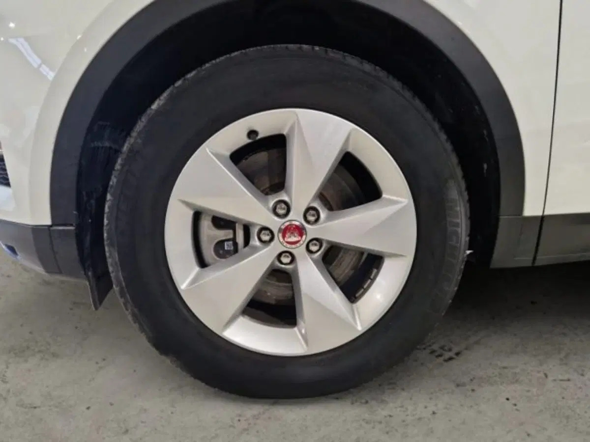 Jaguar E-Pace usata a Livorno (11)