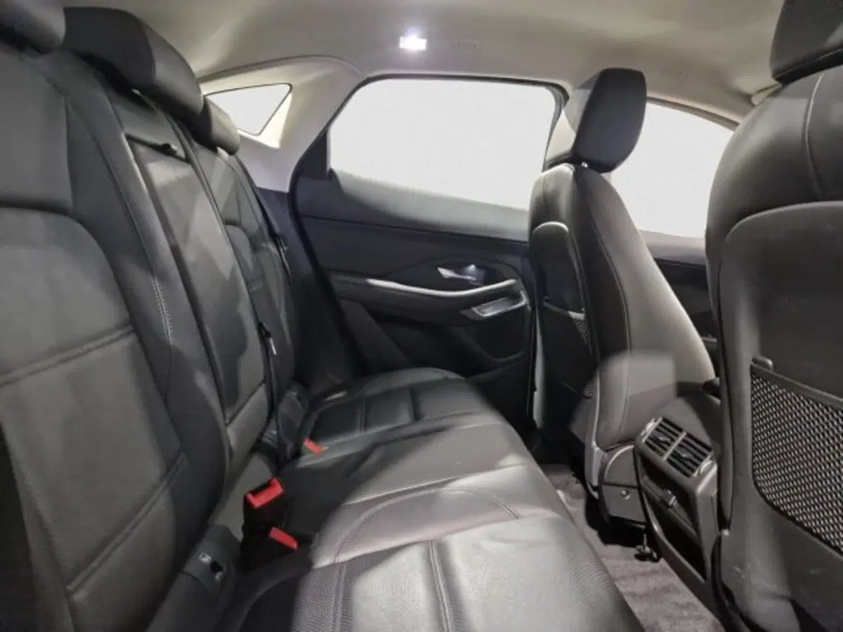 Jaguar E-Pace usata a Livorno (18)