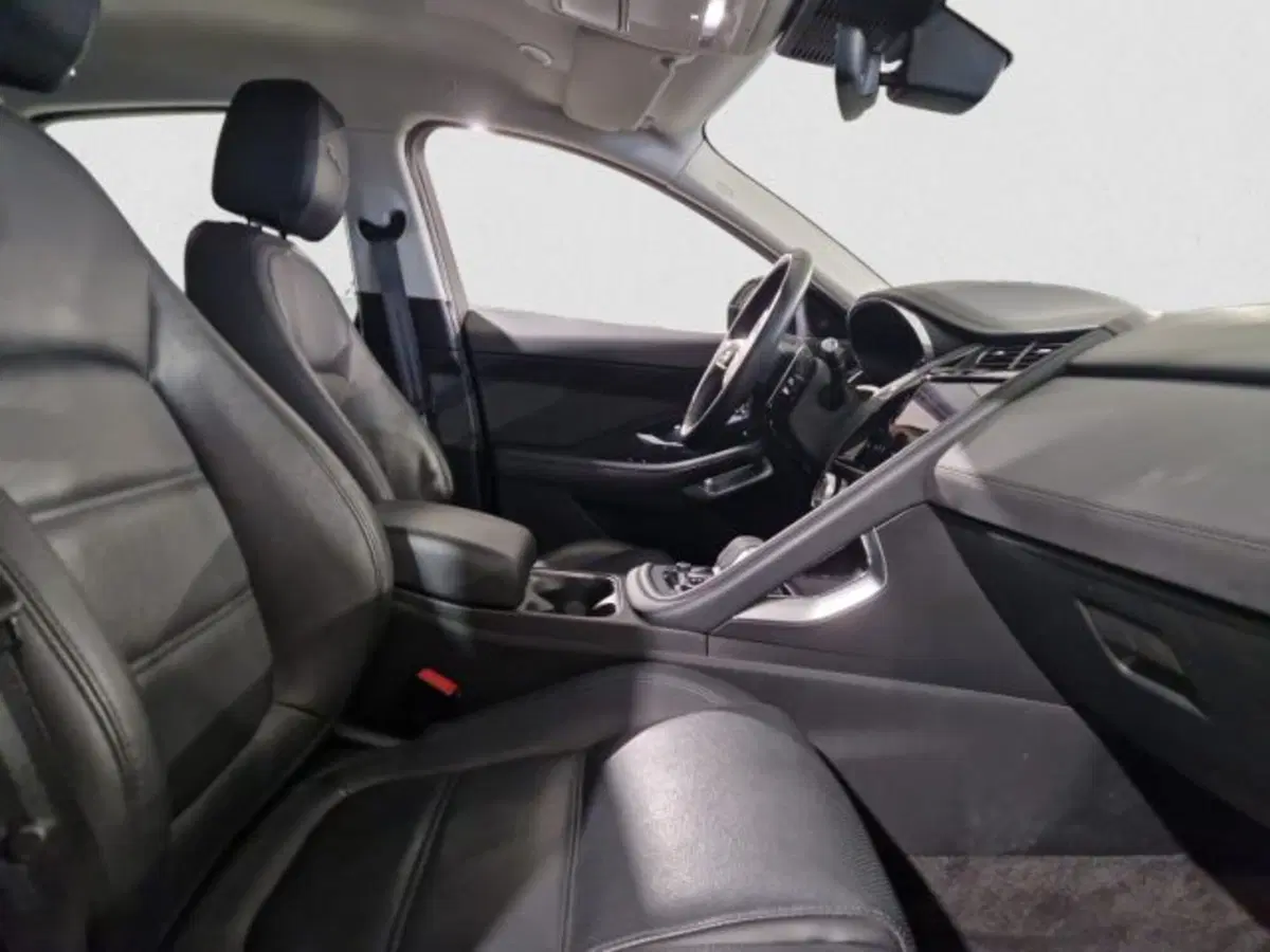 Jaguar E-Pace usata a Livorno (5)