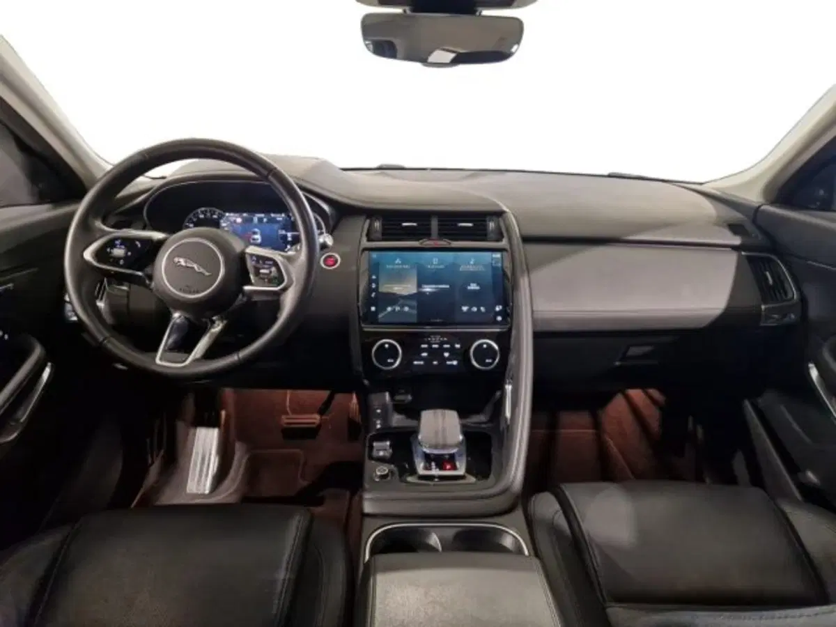 Jaguar E-Pace usata a Livorno (6)