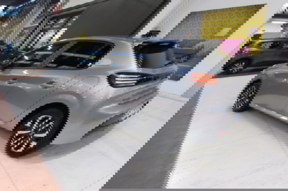 Peugeot 208 nuova a Milano (3)