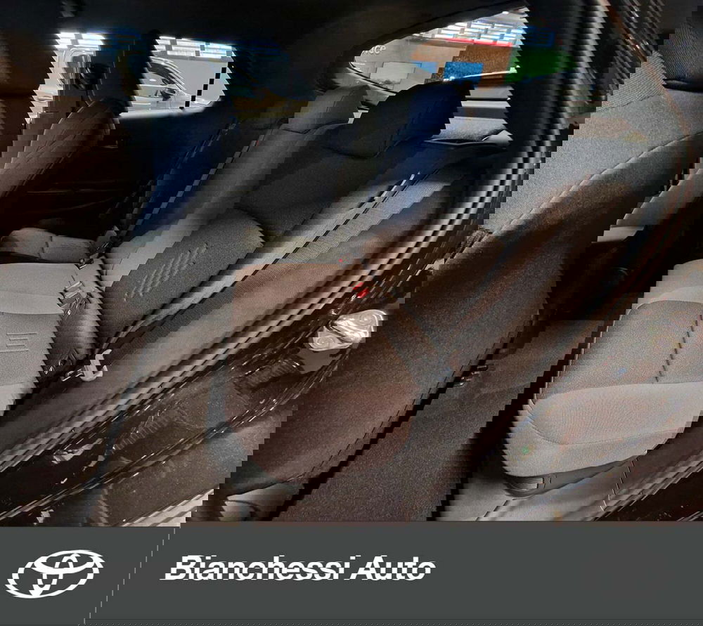 Toyota Toyota C-HR nuova a Cremona (11)