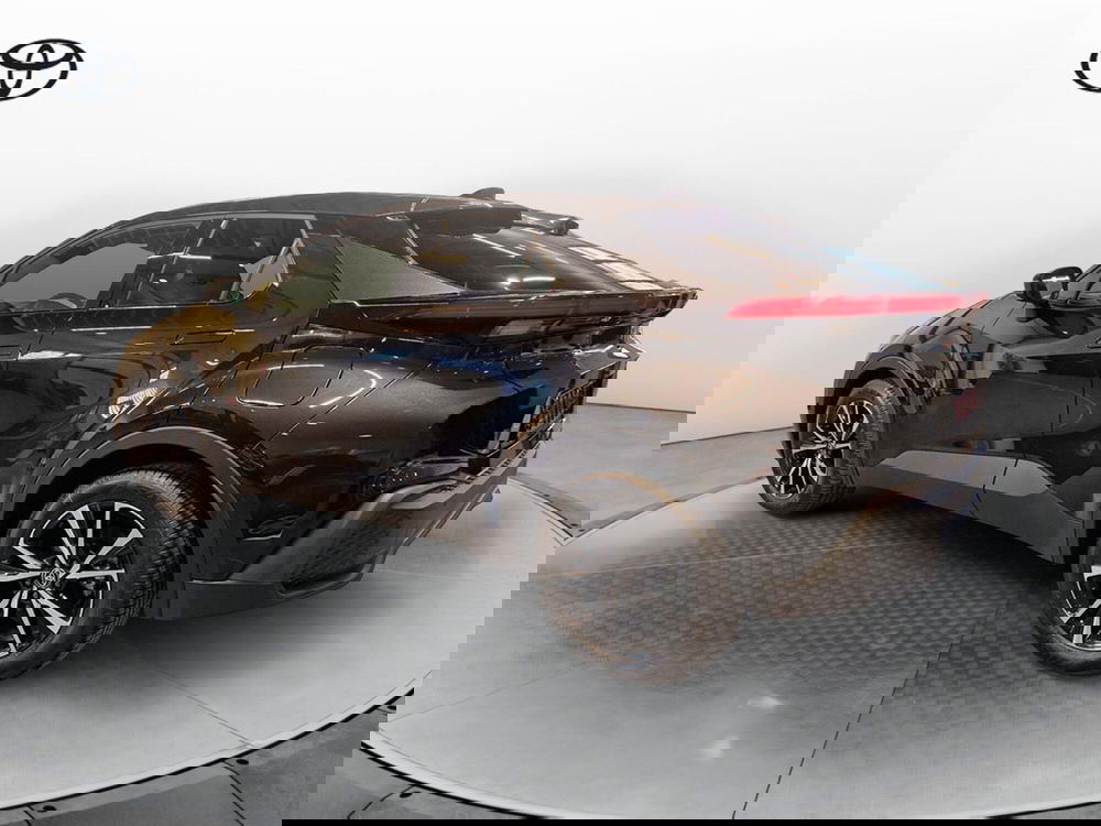 Toyota Toyota C-HR nuova a Cremona (7)