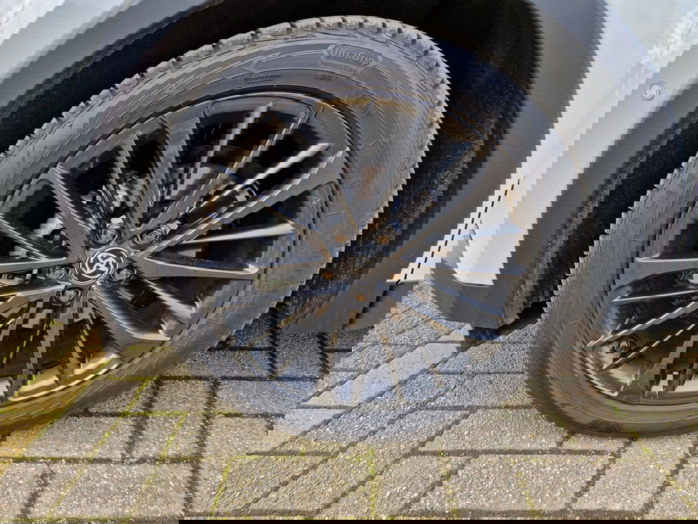 Toyota Toyota C-HR nuova a Cremona (11)