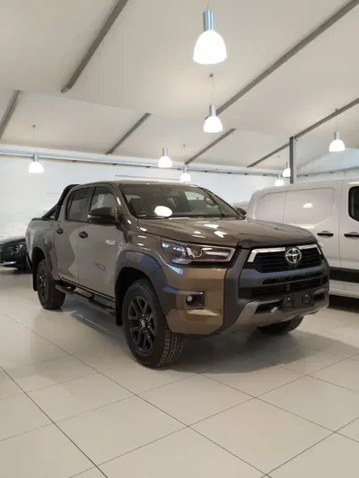 Toyota Hilux 2.8 d-4d 48V double cab Invincible auto nuova a Cremona