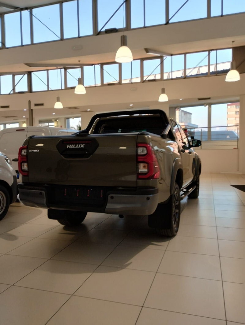 Toyota Hilux nuova a Cremona (4)