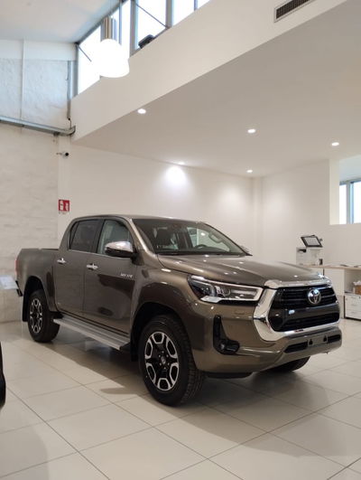 Toyota Hilux 2.D-4D 4WD porte Double Cab Executive nuova a Cremona
