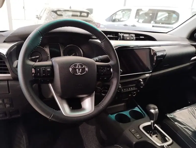 Toyota Hilux nuova a Cremona (5)