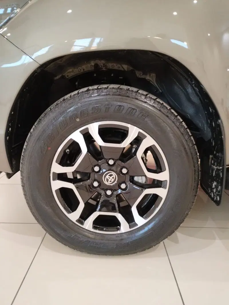 Toyota Hilux nuova a Cremona (7)
