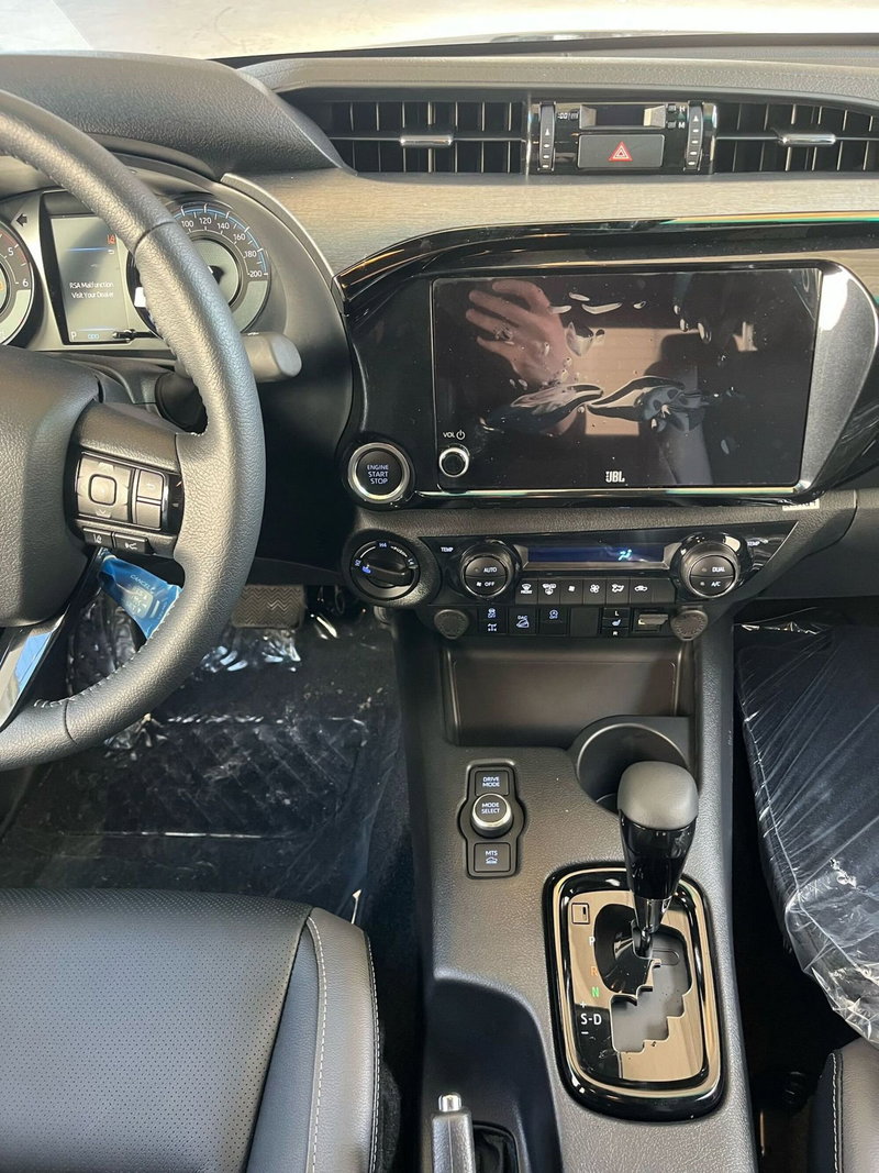 Toyota Hilux nuova a Cremona (10)