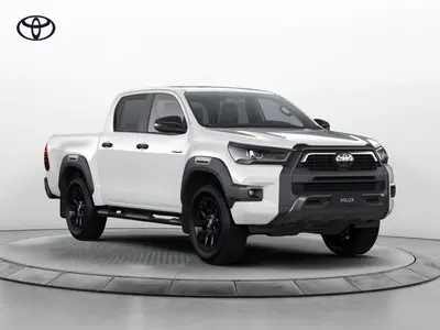 Toyota Hilux 2.8 d-4d 48V double cab Invincible auto nuova a Cremona