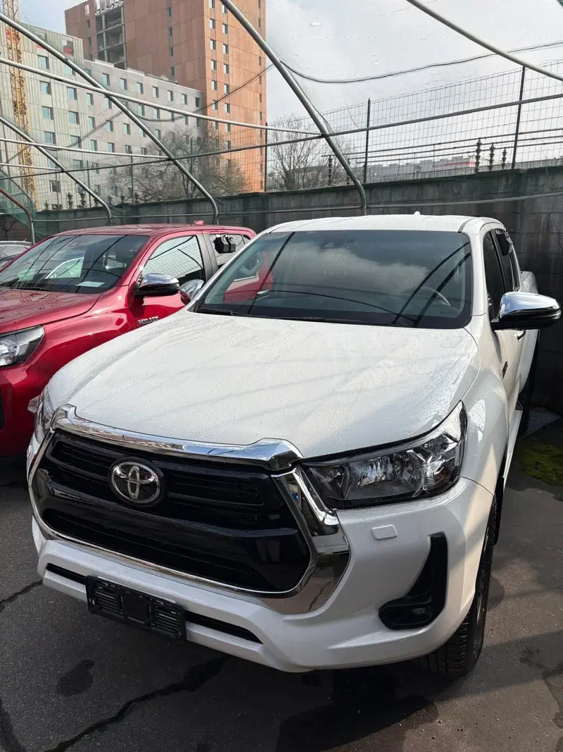 Toyota Hilux nuova a Milano (2)