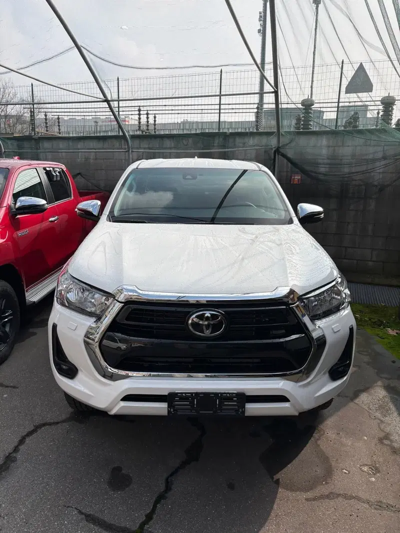 Toyota Hilux nuova a Milano (3)