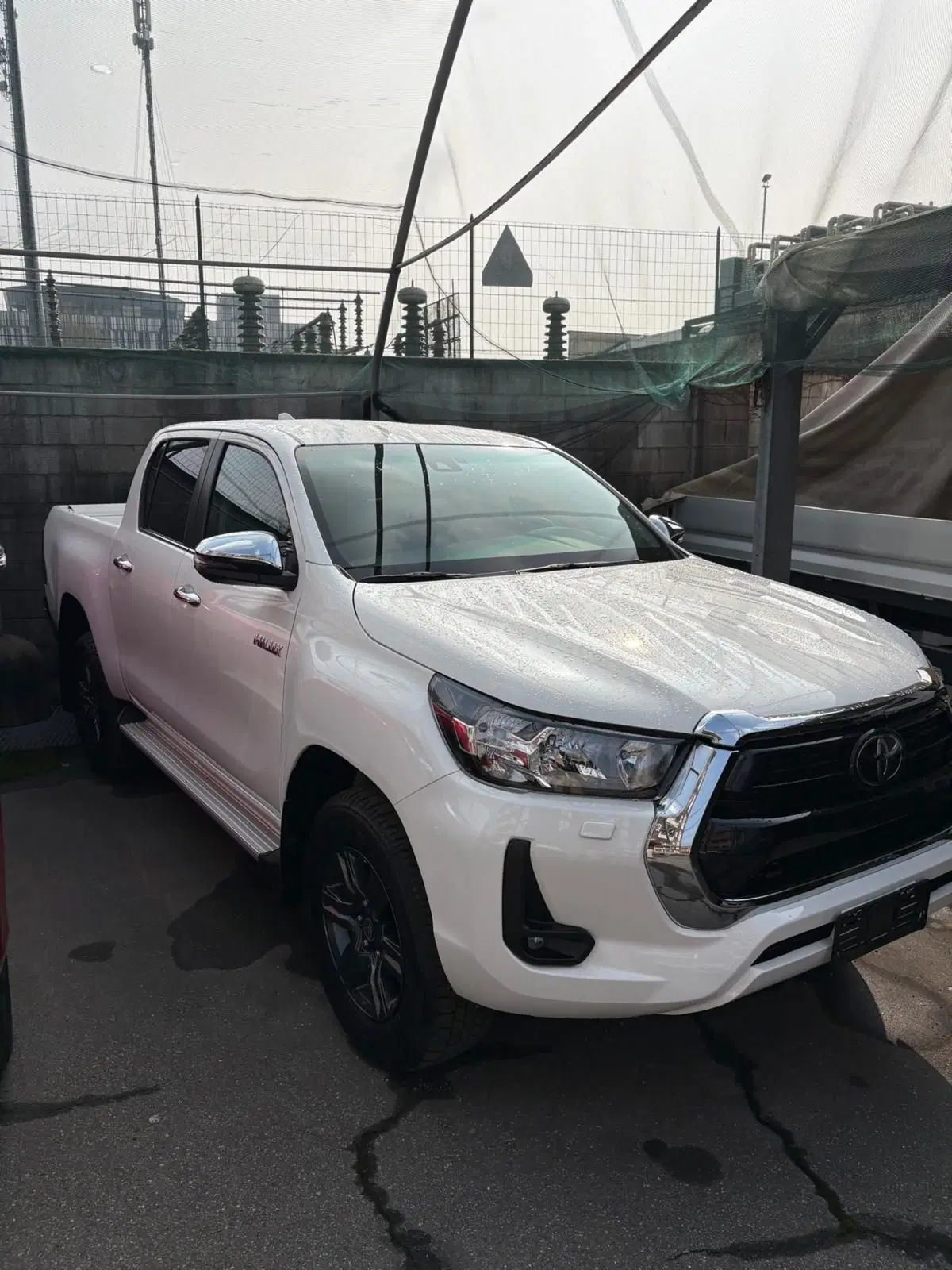 Toyota Hilux nuova a Milano (4)