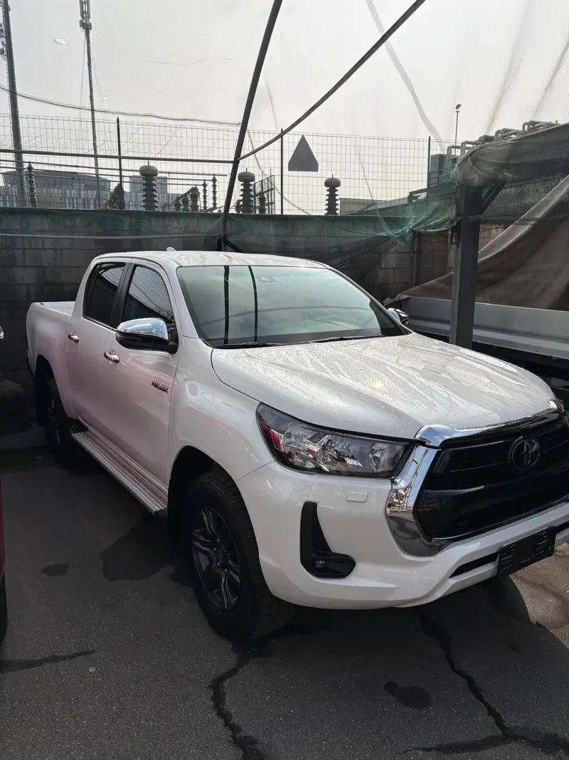 Toyota Hilux nuova a Milano (4)