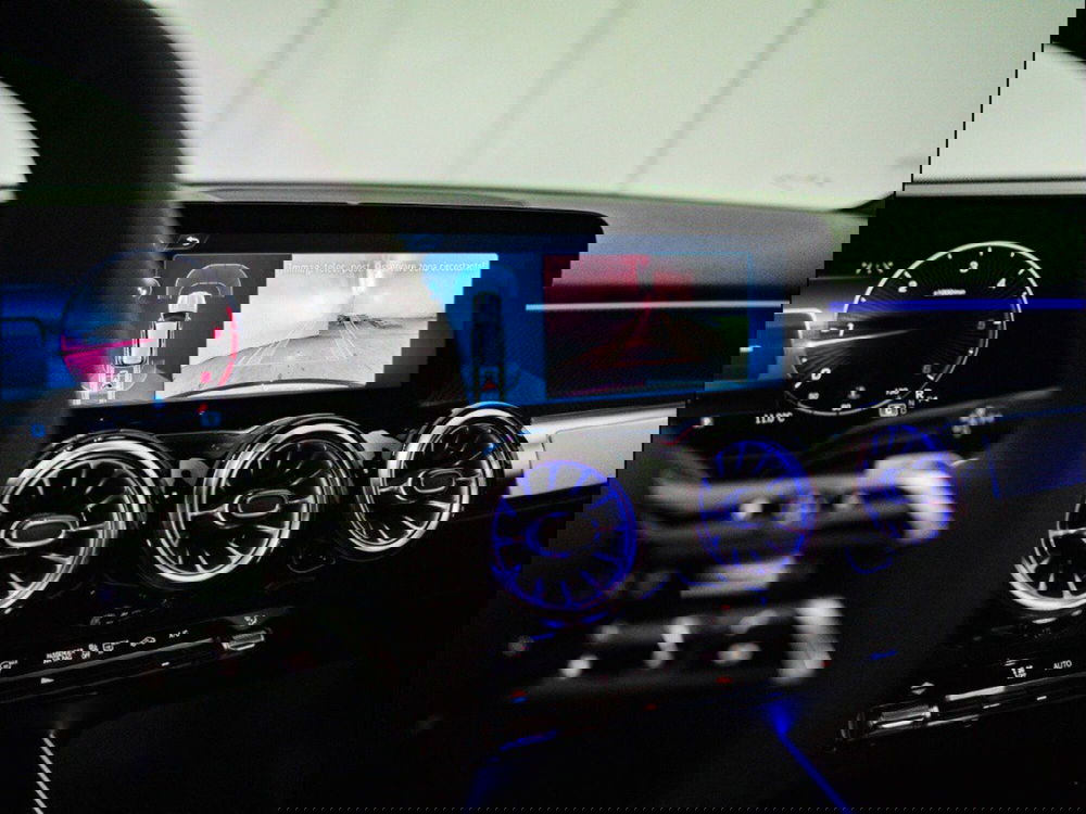 Mercedes-Benz GLB nuova a Macerata (18)