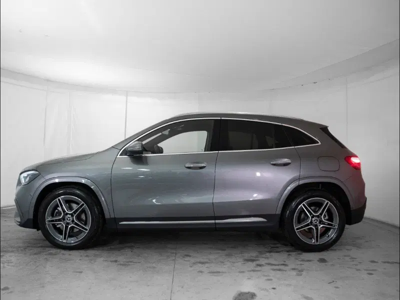 Mercedes-Benz GLA SUV nuova a Macerata (2)