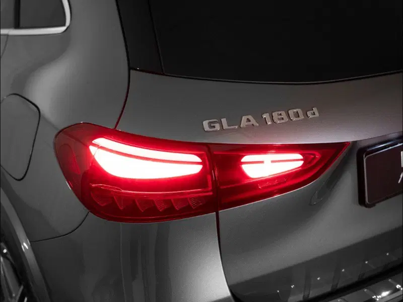Mercedes-Benz GLA SUV nuova a Macerata (8)
