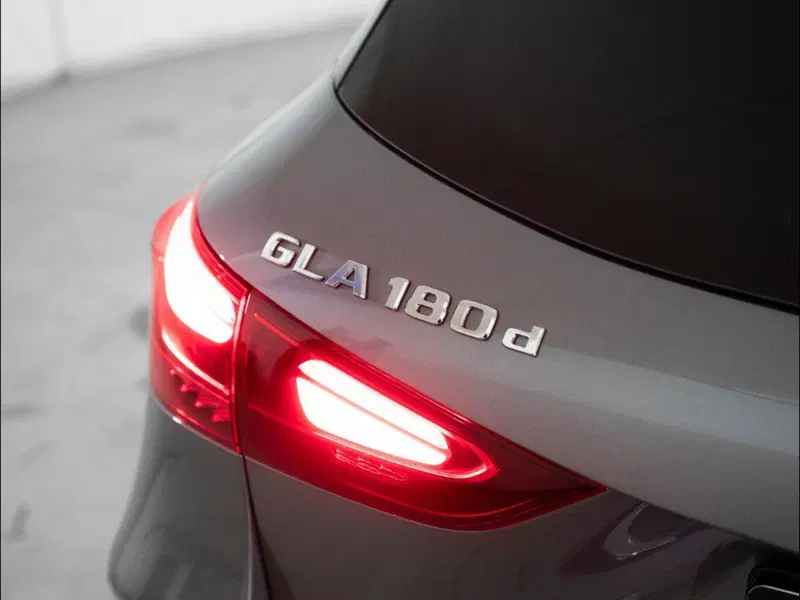 Mercedes-Benz GLA SUV nuova a Macerata (9)