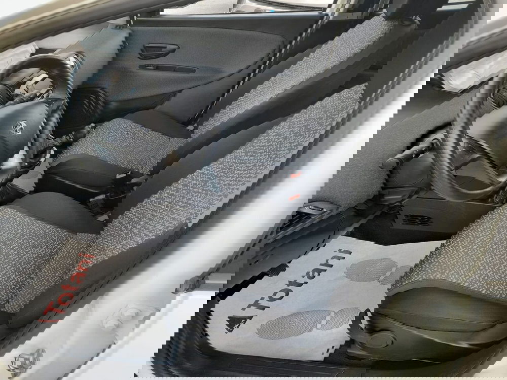 Lancia Ypsilon usata a L'Aquila (8)