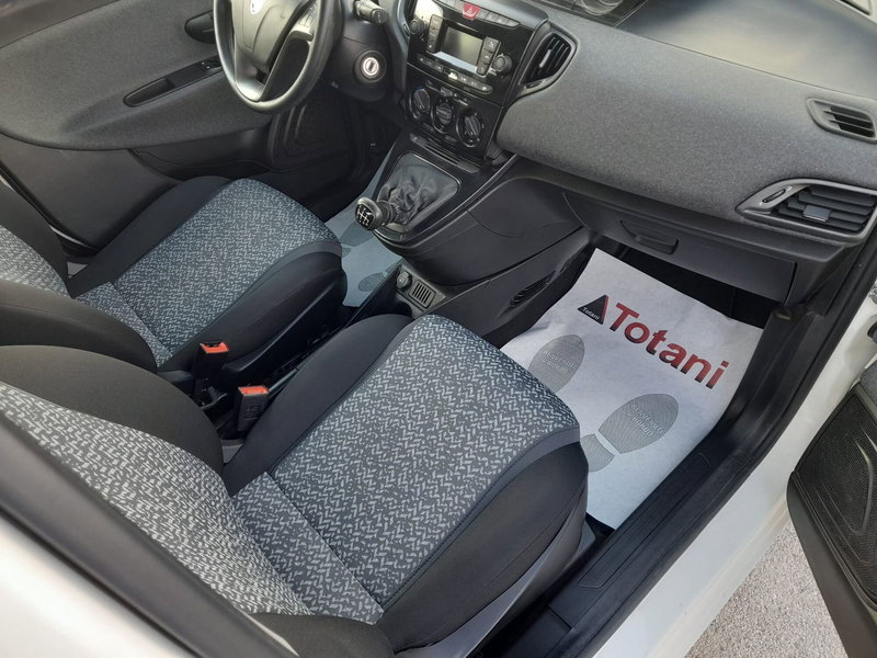 Lancia Ypsilon usata a L'Aquila (9)