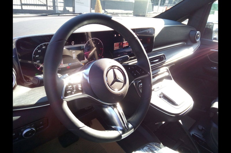 Mercedes-Benz Classe V nuova a Pescara (13)