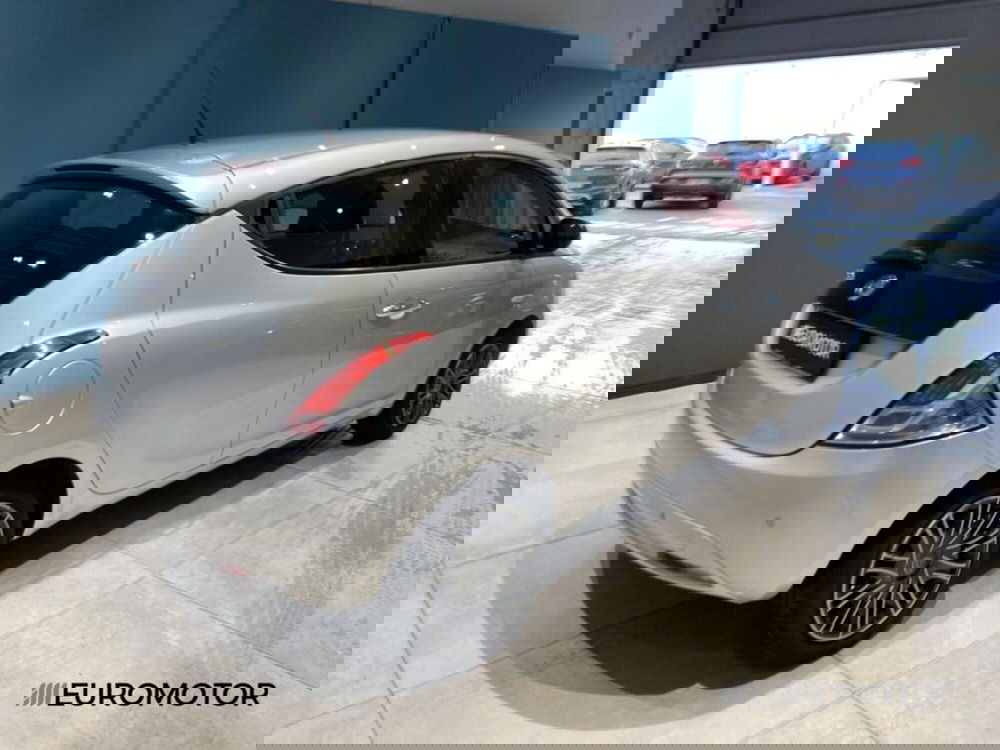 Lancia Ypsilon usata a Bari (5)